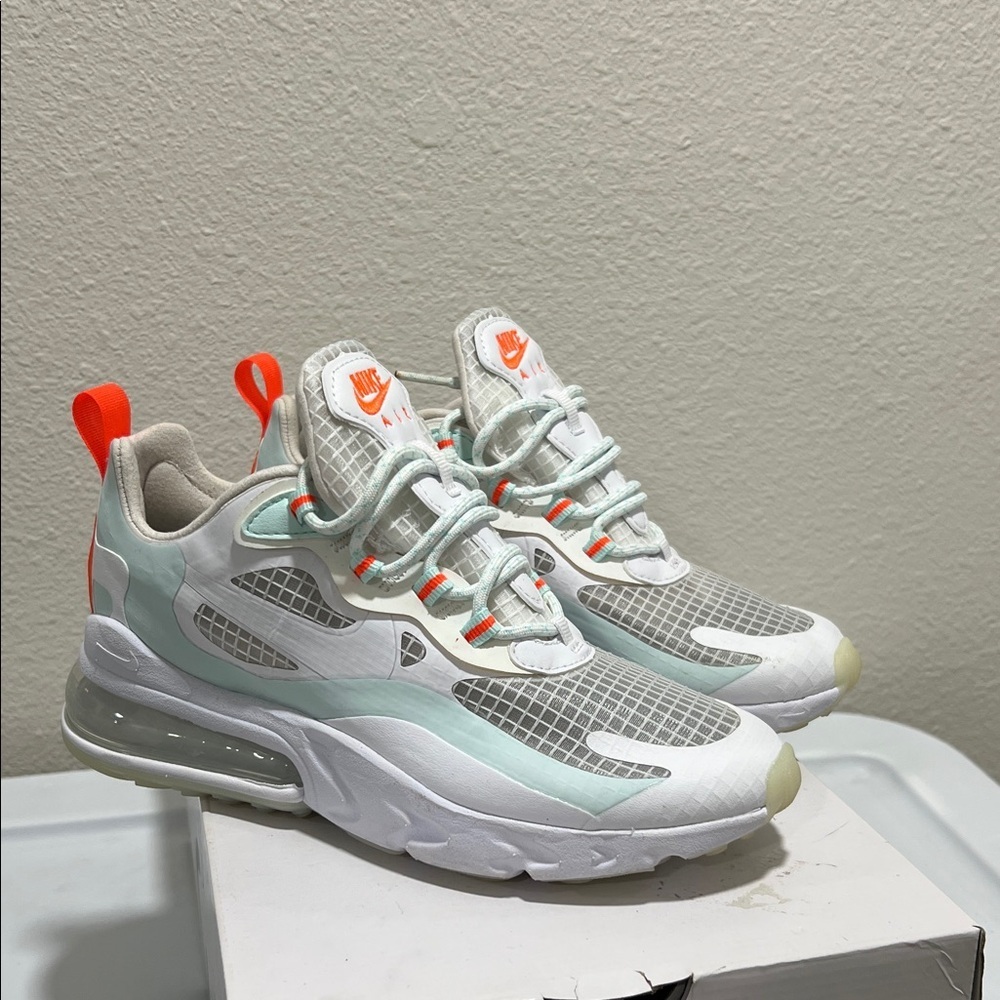 NEW-Nike W Air Max 270 React SE (Women's) size 6